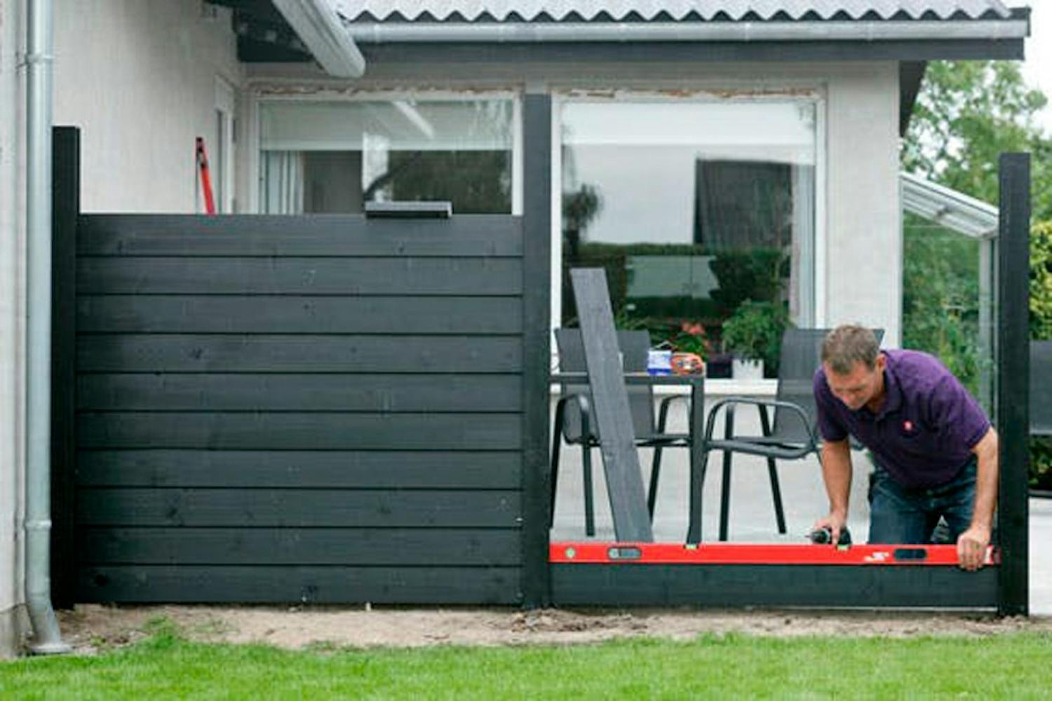 Fjällpanel: Fjällpanelen till planket monteras i så kallade H-stolpar, där varje stolpe har ett spår i sidan som brädorna passar in i. Det är viktigt, att den första brädan sitter helt rakt, då det blir utgångspunkt för alla de andra brädorna. Fjällpanel: Fjällpanelen till planket monteras i så kallade H-stolpar, där varje stolpe har ett spår i sidan som brädorna passar in i. Det är viktigt, att den första brädan sitter helt rakt, då det blir utgångspunkt för alla de andra brädorna.